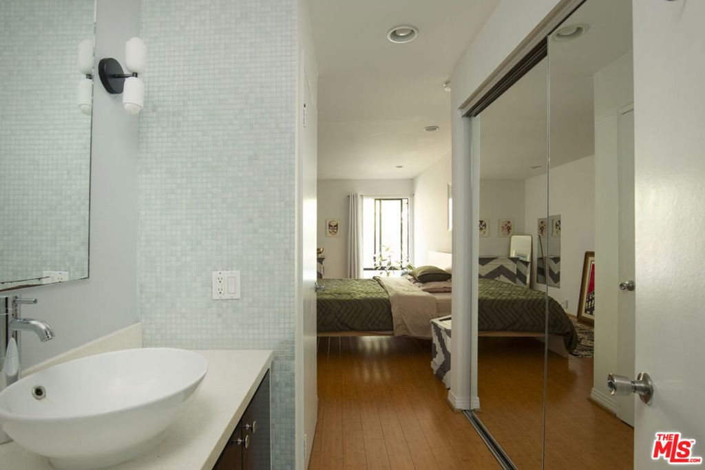 950 N Kings Road 208