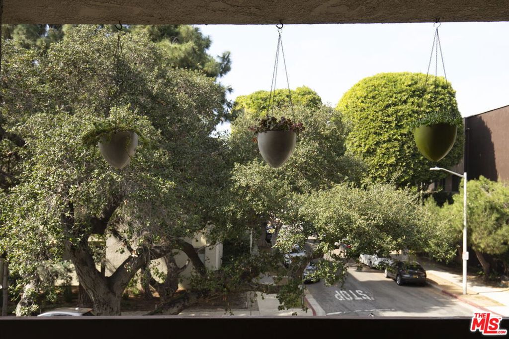 950 N Kings Road 208