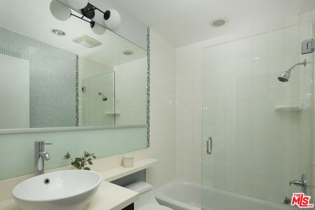 950 N Kings Road 208