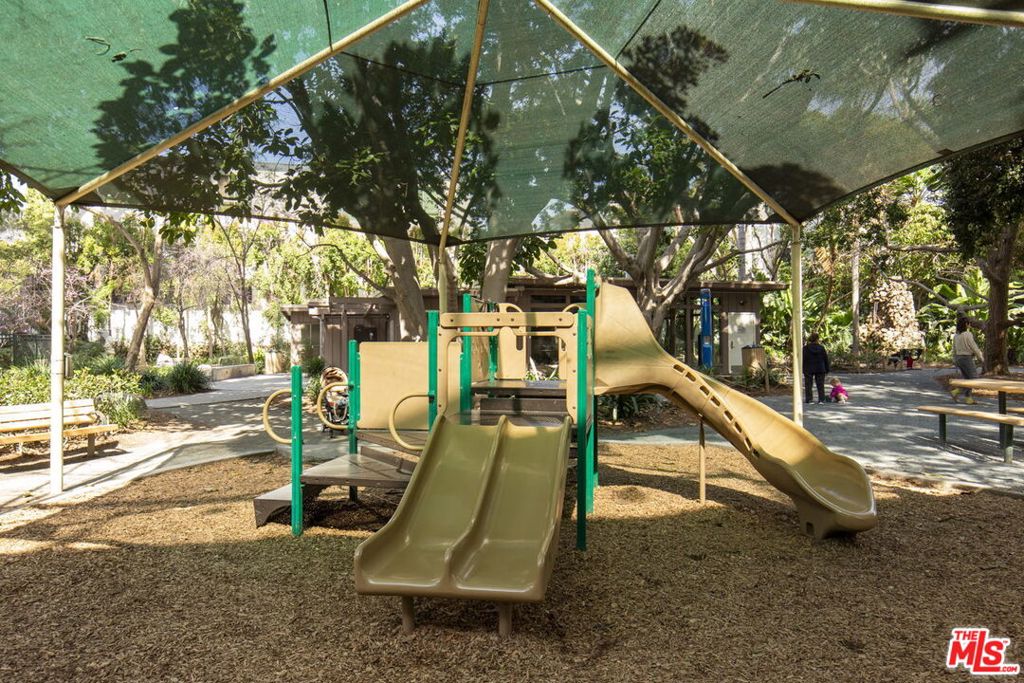 950 N Kings Road 208