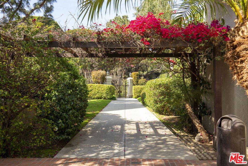 950 N Kings Road 208