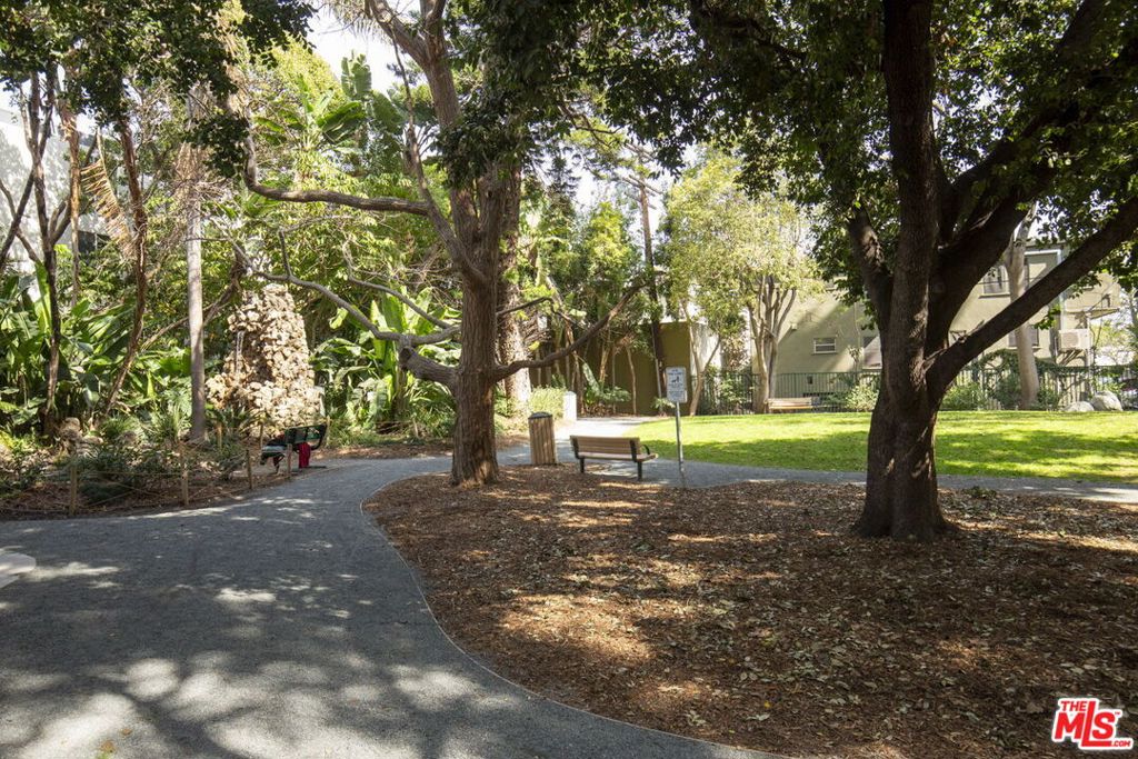 950 N Kings Road 208