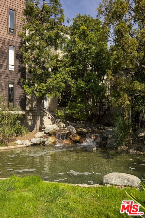 950 N Kings Road 208