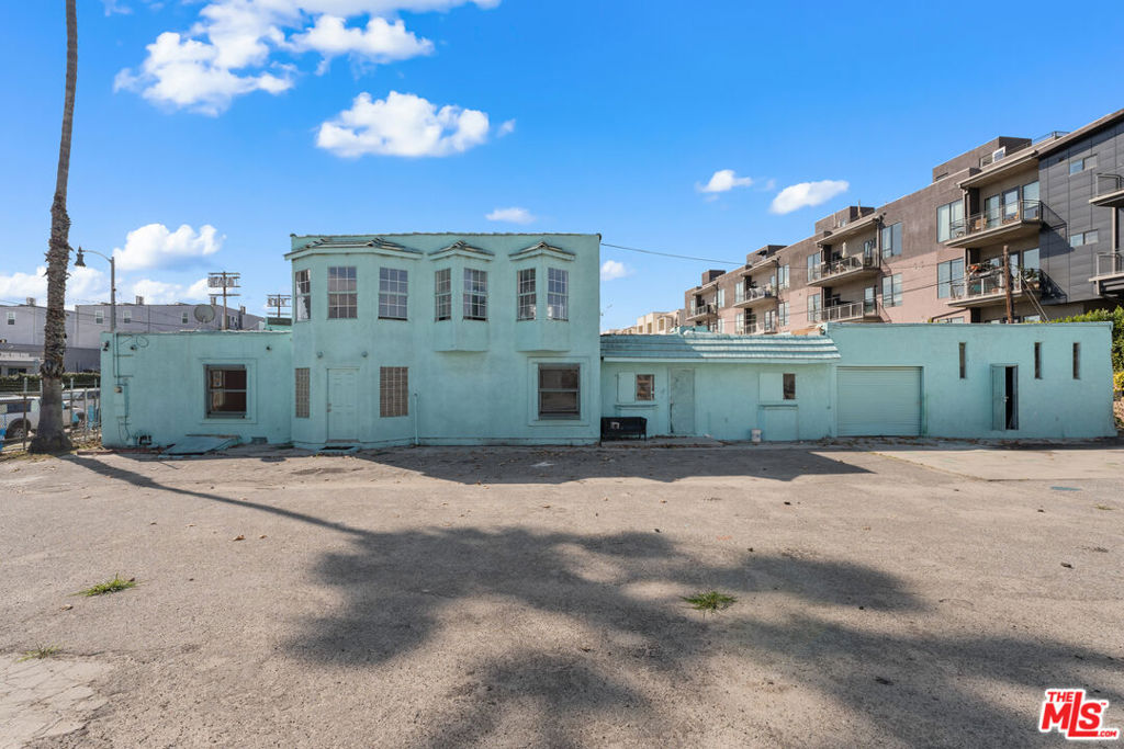 3051 N Coolidge Avenue