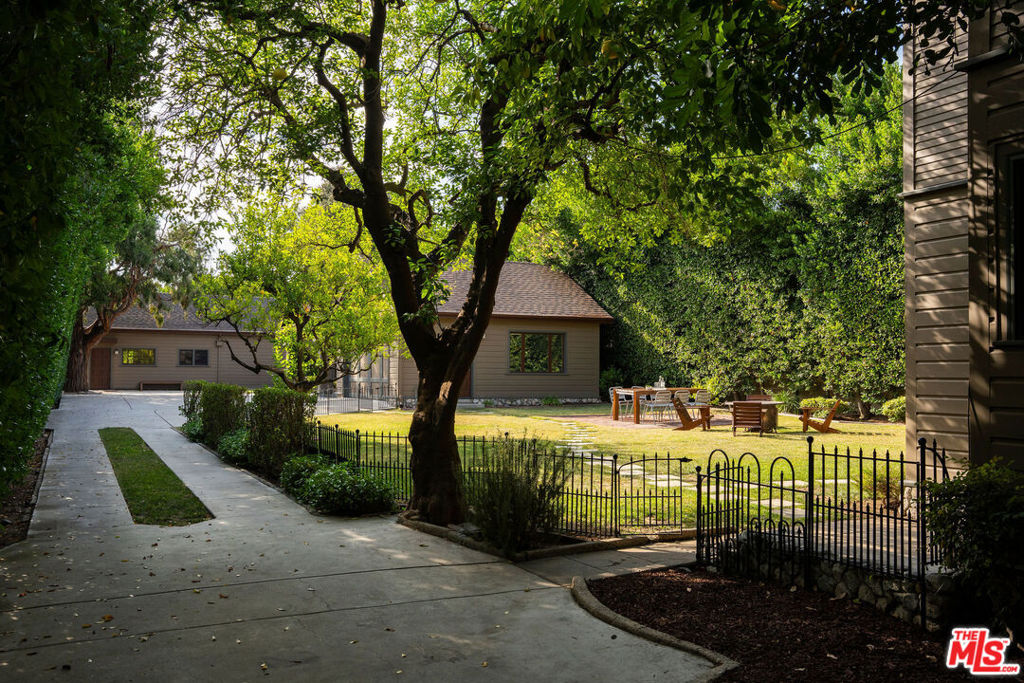 1411 N Los Robles Avenue