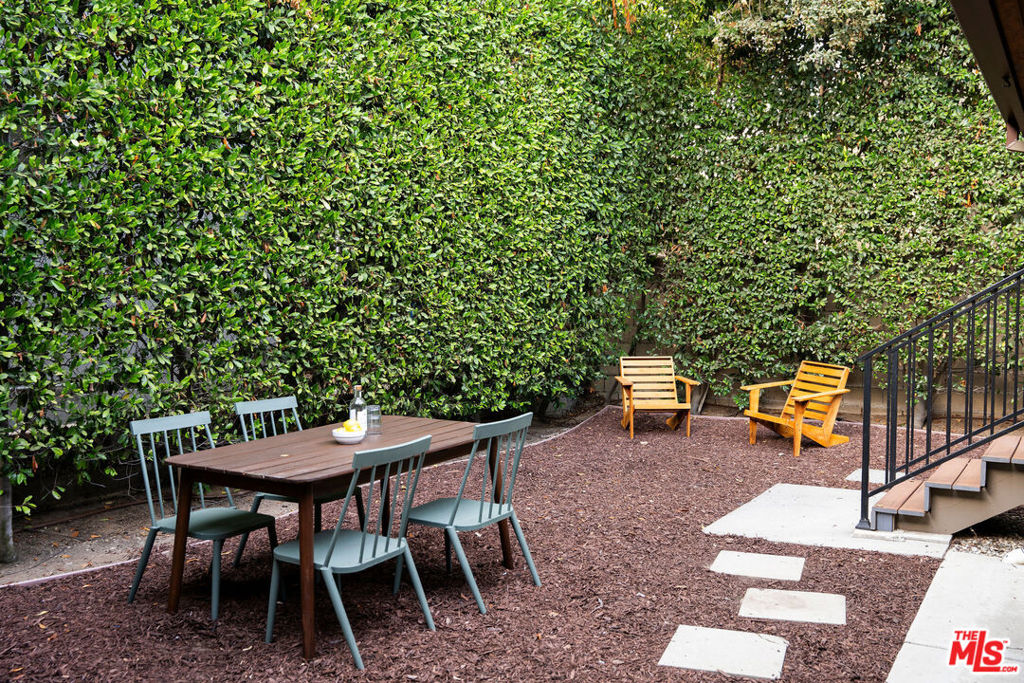 1411 N Los Robles Avenue