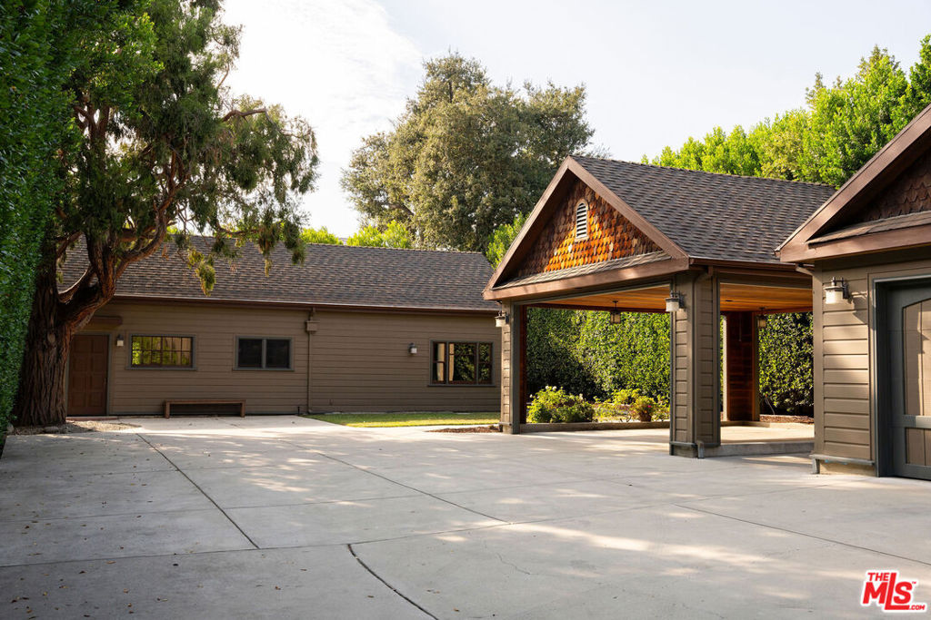 1411 N Los Robles Avenue