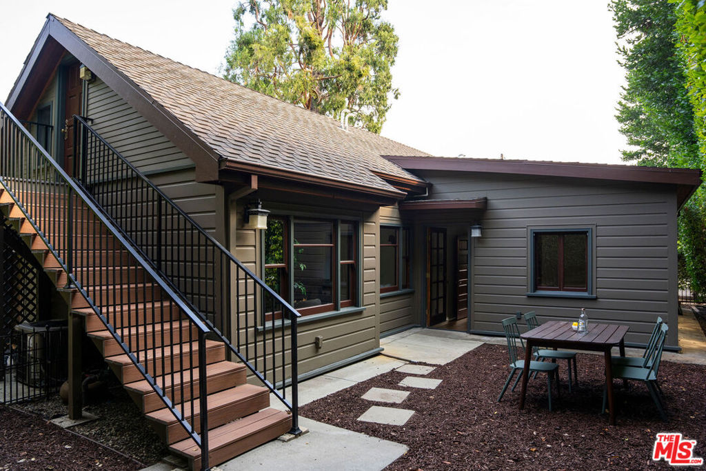 1411 N Los Robles Avenue