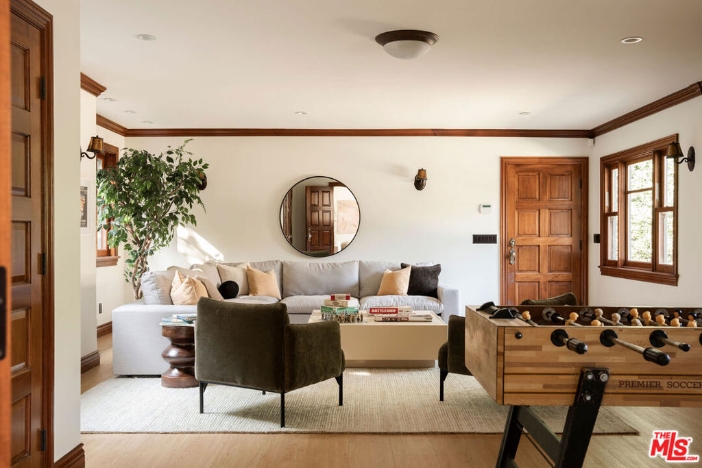 1411 N Los Robles Avenue