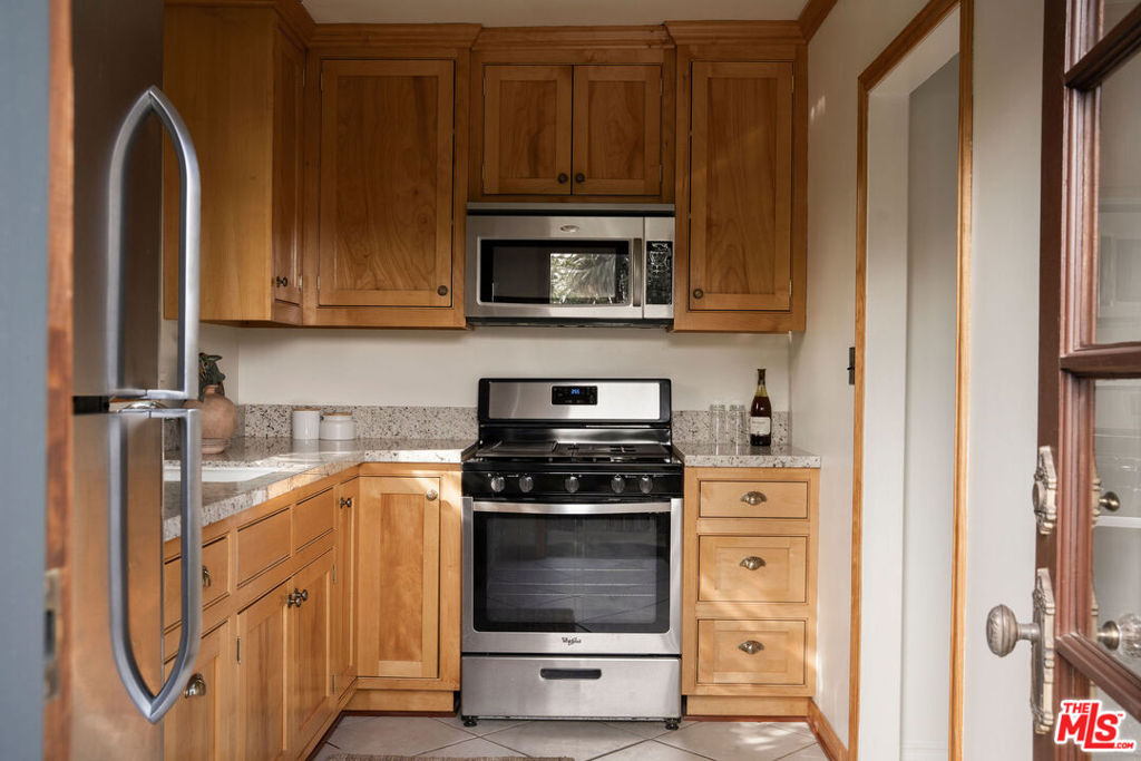 1411 N Los Robles Avenue