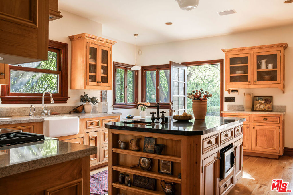 1411 N Los Robles Avenue