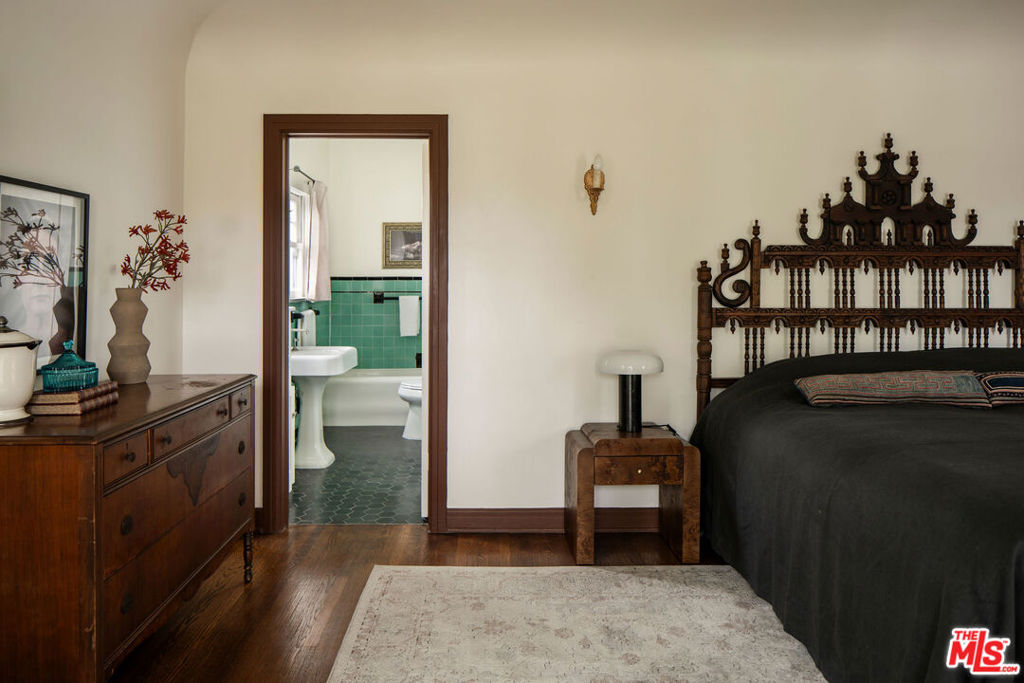 4918 Angeles Vista Boulevard