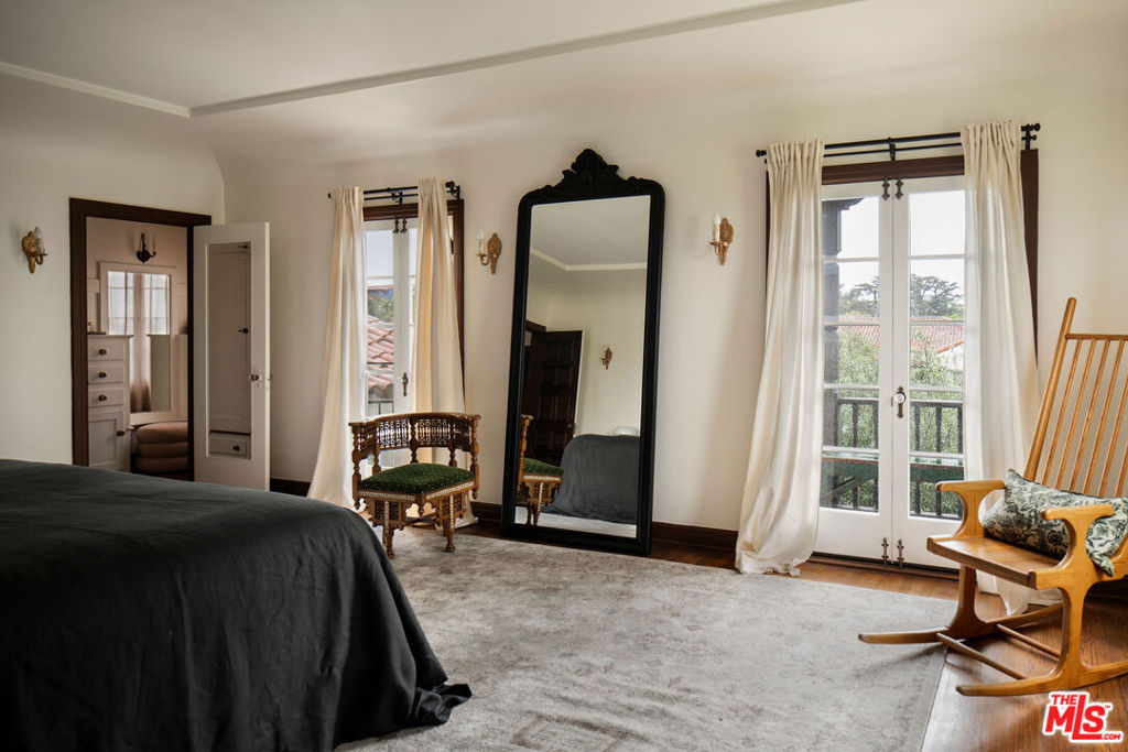 4918 Angeles Vista Boulevard