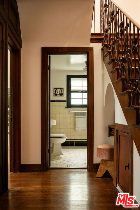 4918 Angeles Vista Boulevard