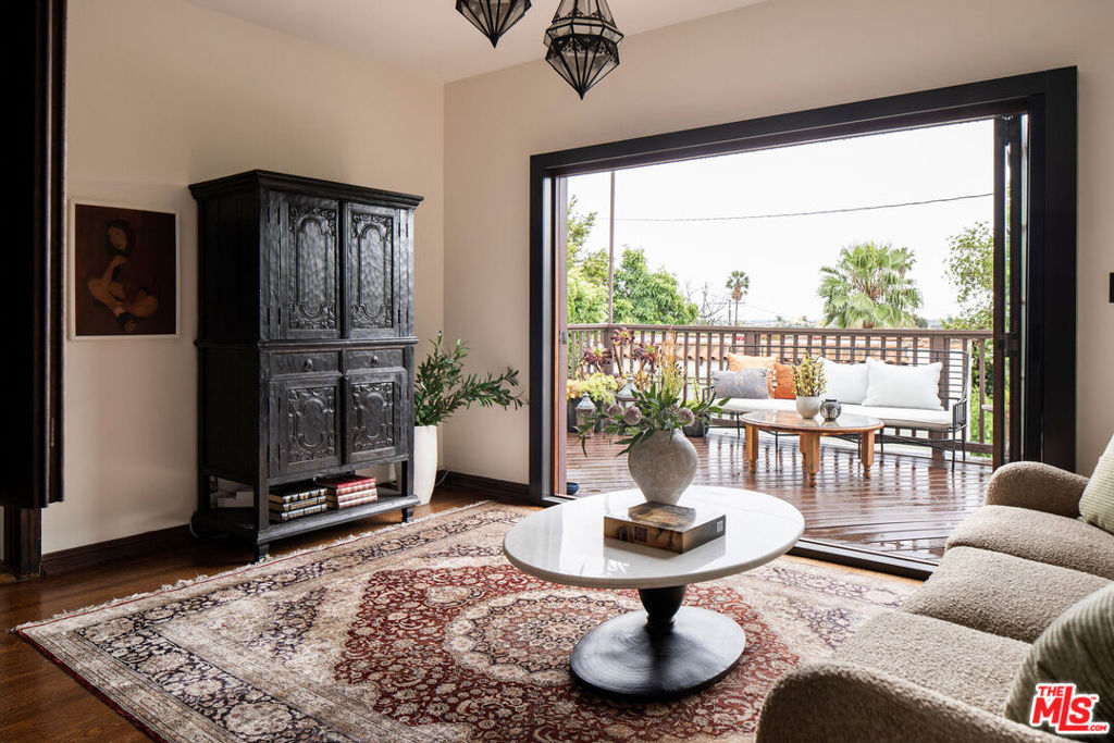 4918 Angeles Vista Boulevard