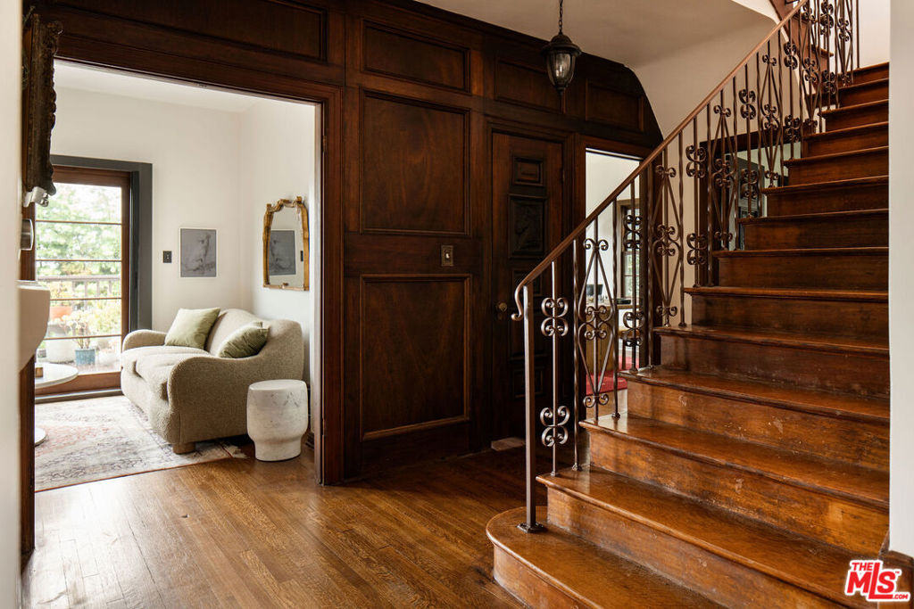 4918 Angeles Vista Boulevard