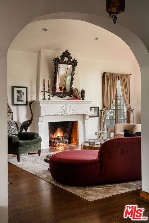 4918 Angeles Vista Boulevard