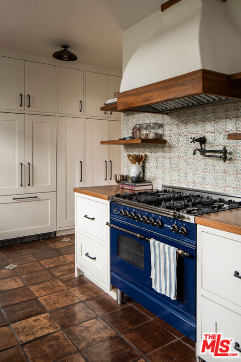 4918 Angeles Vista Boulevard