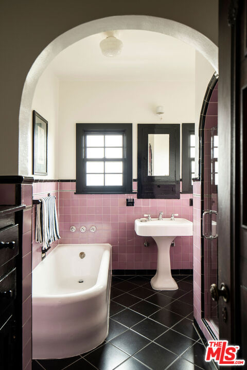 4918 Angeles Vista Boulevard