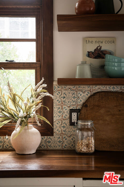 4918 Angeles Vista Boulevard