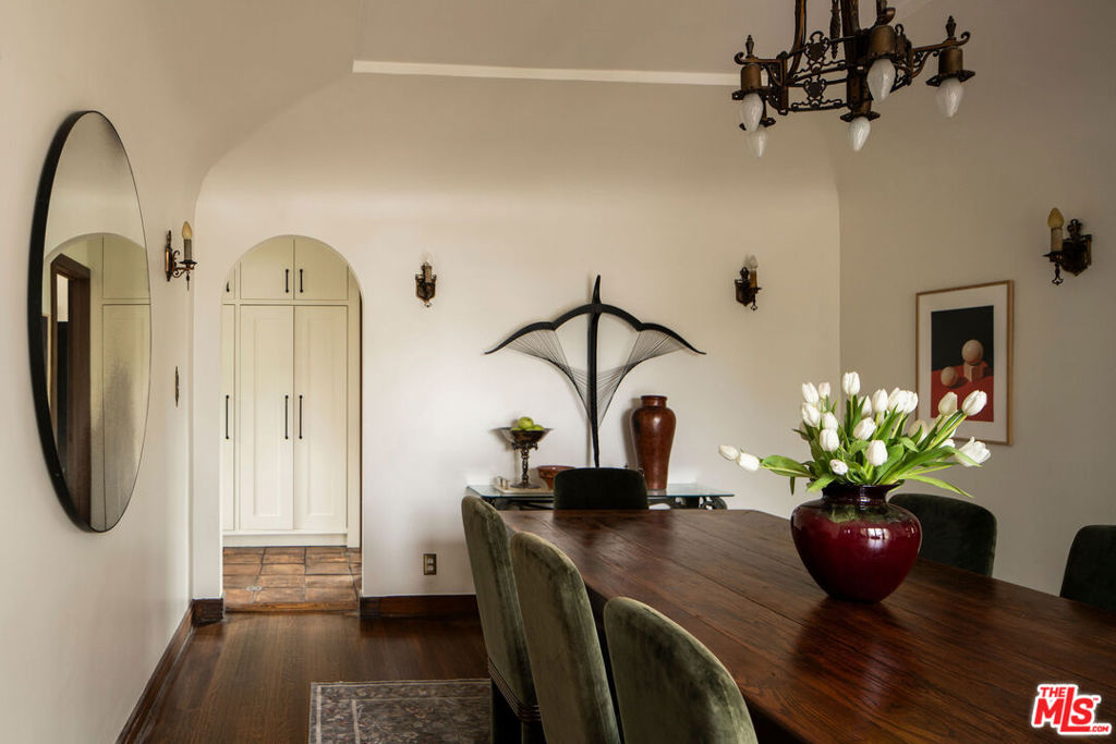 4918 Angeles Vista Boulevard