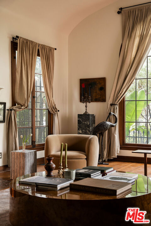 4918 Angeles Vista Boulevard