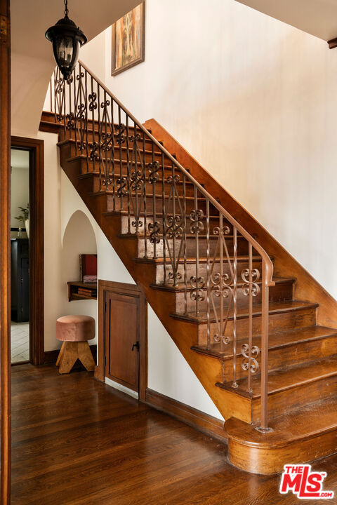 4918 Angeles Vista Boulevard