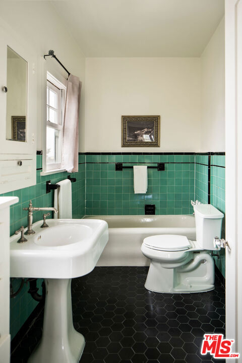 4918 Angeles Vista Boulevard