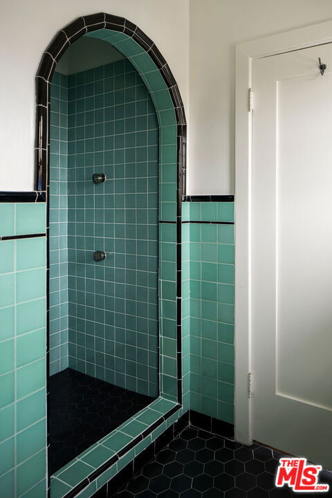 4918 Angeles Vista Boulevard