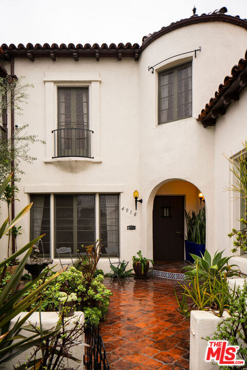 4918 Angeles Vista Boulevard