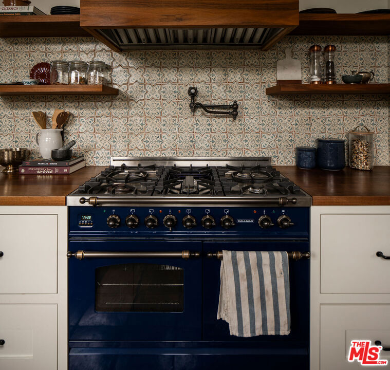 4918 Angeles Vista Boulevard