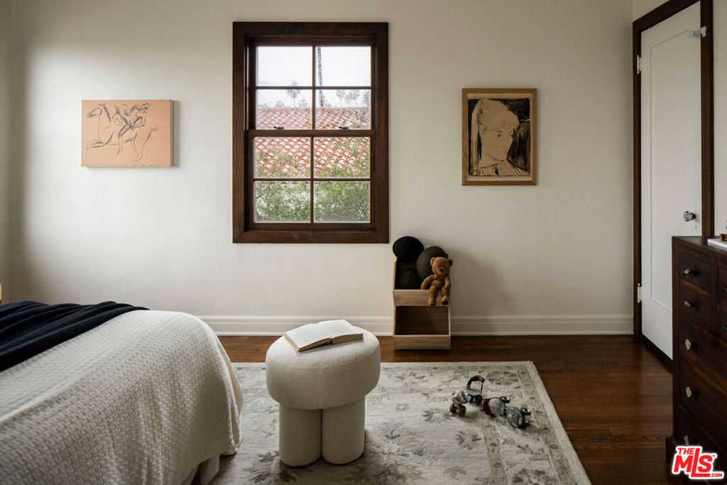 4918 Angeles Vista Boulevard