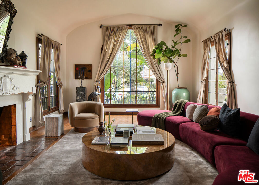 4918 Angeles Vista Boulevard