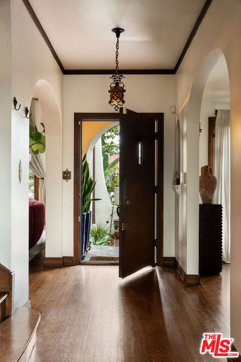 4918 Angeles Vista Boulevard