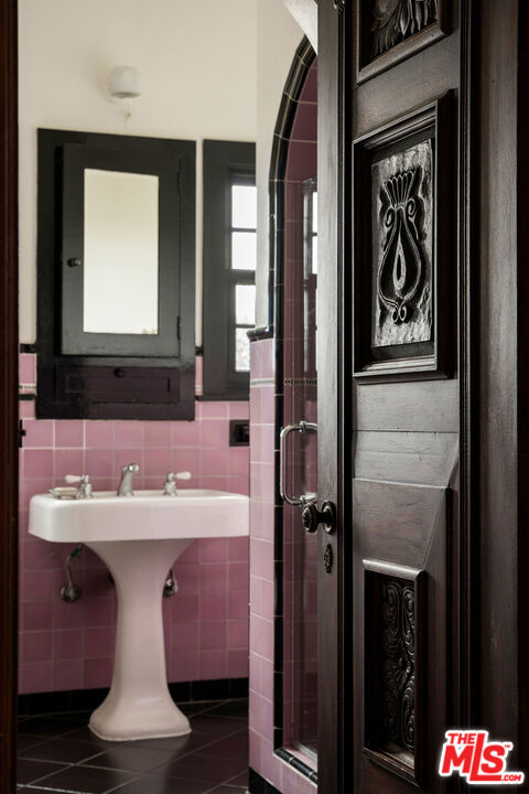 4918 Angeles Vista Boulevard