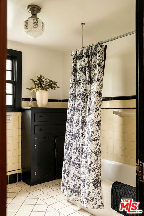 4918 Angeles Vista Boulevard