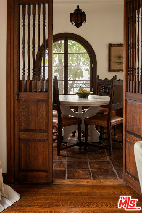 4918 Angeles Vista Boulevard