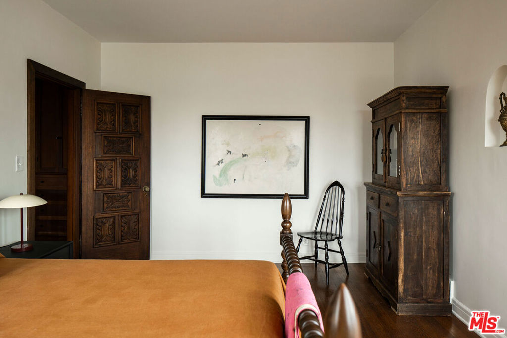 4918 Angeles Vista Boulevard