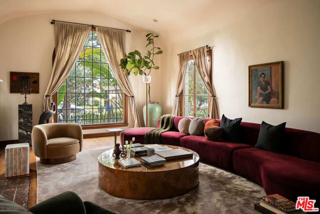 4918 Angeles Vista Boulevard