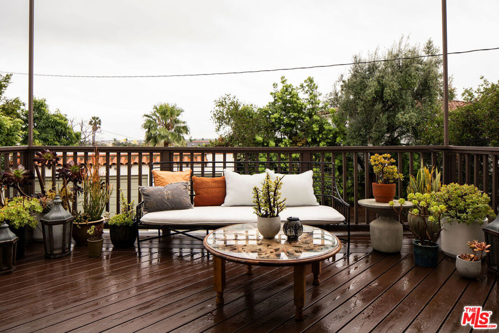 4918 Angeles Vista Boulevard