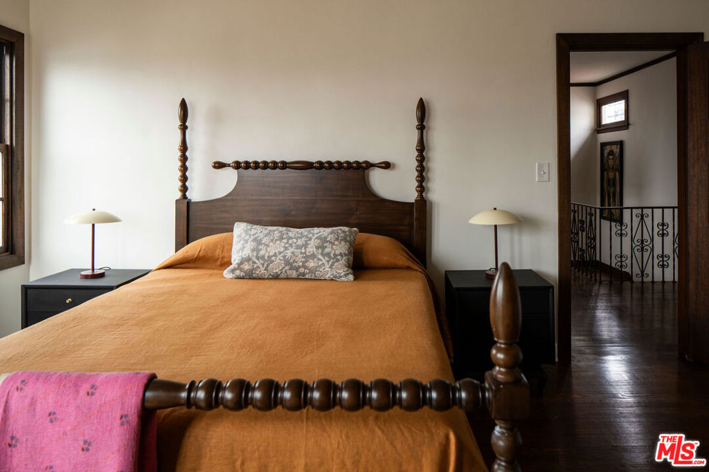 4918 Angeles Vista Boulevard