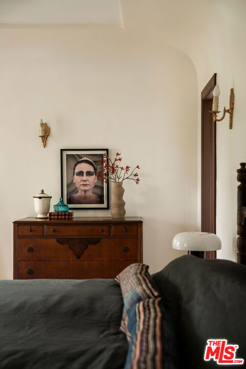 4918 Angeles Vista Boulevard