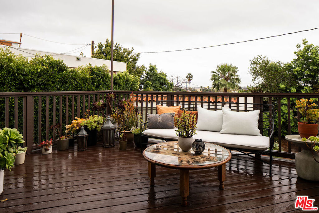 4918 Angeles Vista Boulevard