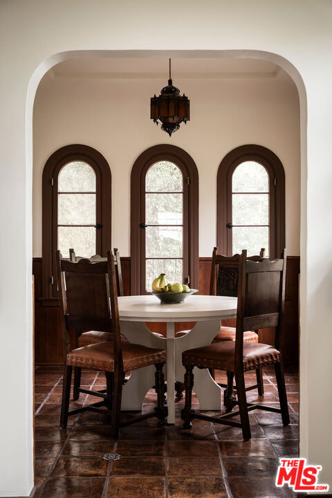 4918 Angeles Vista Boulevard