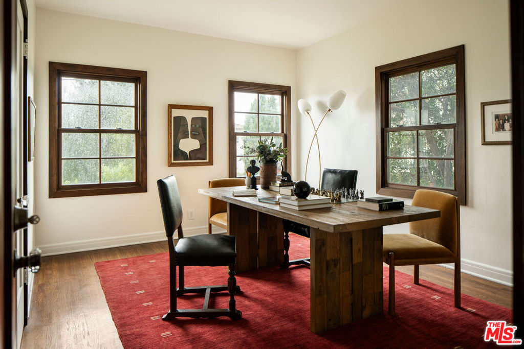 4918 Angeles Vista Boulevard