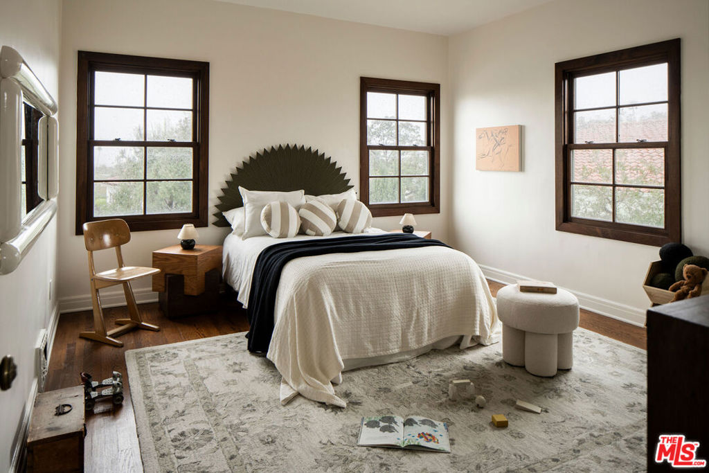 4918 Angeles Vista Boulevard