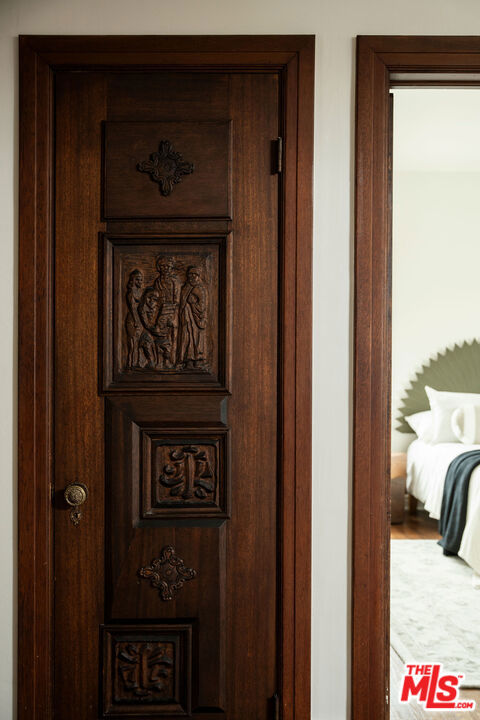 4918 Angeles Vista Boulevard