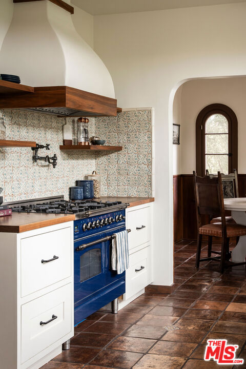 4918 Angeles Vista Boulevard