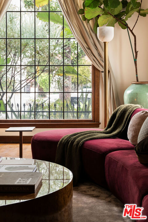 4918 Angeles Vista Boulevard