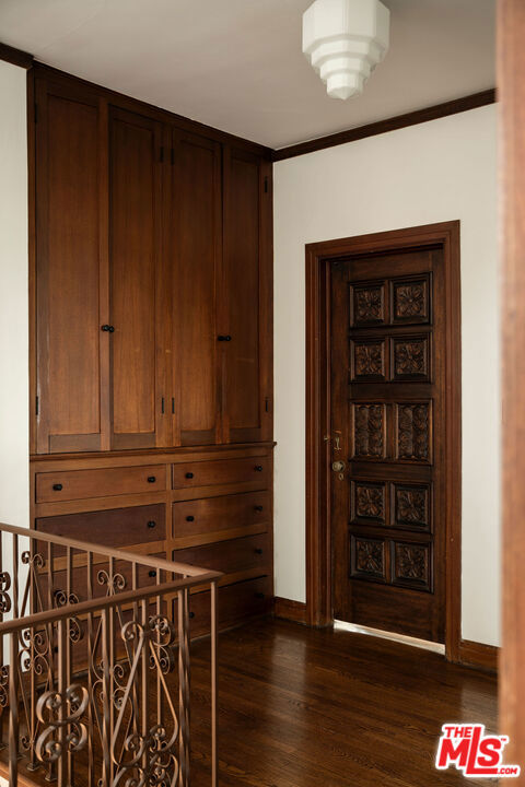 4918 Angeles Vista Boulevard